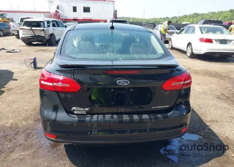 2018 Ford Focus Titanium z USA, uszkodzony, nr VIN 1FADP3J22JL220986